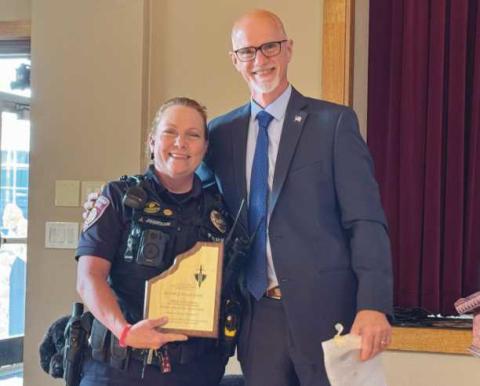 Officer Johnson receives award from Wood County