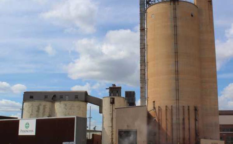 Railroad cars and trucks bring in the raw materials from which glass is made–sand, soda, dolomite and limestone. The materials are stored in the silo.