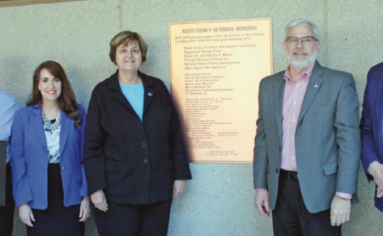 Commissioners unveil Veterans Memorial donor plaque